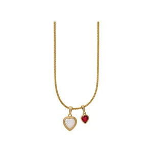 Collana placcata oro 18k con pendenti a cuore in madreperla e zircone rosso chic