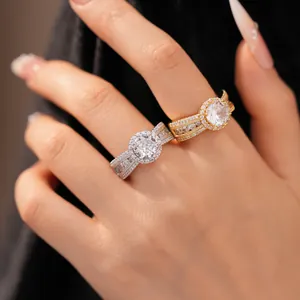 Nahaufnahme eleganter 18 Karat vergoldeter Zirkonia-Ringe mit exquisitem Glanz am Finger