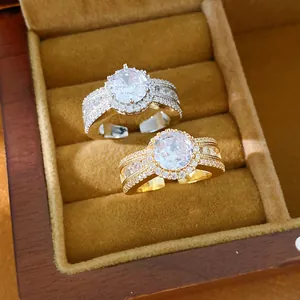 Detailansicht von 18k vergoldeten runden Zirkonia-Ringen in einer luxuriösen Box