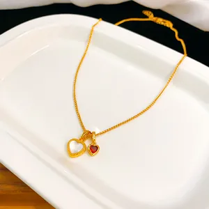 Dettaglio collana con ciondolo a cuore placcato oro 18k, zircone e madreperla.