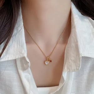 Dettaglio collana con pendente a cuore placcato oro 18k, madreperla e zircone