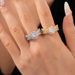 Detailaufnahme von 18 Karat vergoldeten und versilberten Zirkonia-Ringen am Finger
