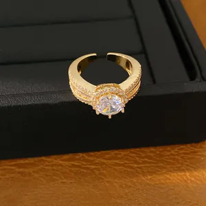 Nahaufnahme eines eleganten 18k vergoldeten Zirkonia-Rings auf Schmuckständer