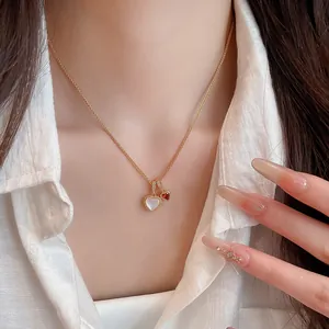 Elegante collana a cuore placcata oro 18k con madreperla bianca e zircone rosso