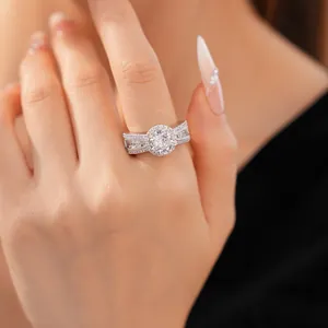 Exquisite Makro-Detailansicht eines funkelnden runden Zirkonia-Rings an der Hand