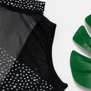 Dettaglio ravvicinato di strass scintillanti su body in rete nera per clubwear