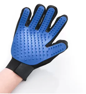 Detalle de un guante de silicona azul para mascotas con suaves cerdas de masaje