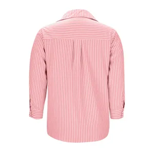 Vista posteriore di una camicia a righe rosa a maniche lunghe da donna