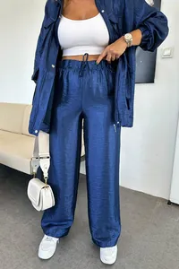 Elegante completo due pezzi blu con giacca a maniche lunghe e pantaloni dritti in tessuto
