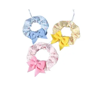 Dreier-Set süße karierte Haustier-Lätzchen mit dekorativen Schleifen in Blau, Gelb und Rosa.