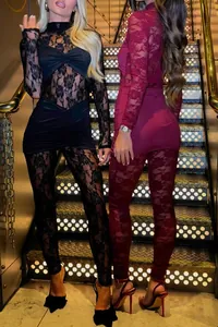 Dettaglio di tute sexy in pizzo e mesh nero e bordeaux indossate da modelle nel locale