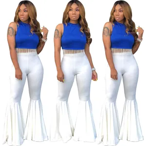 Top corto azul sexy sin mangas con flecos y pantalones acampanados blancos con volantes
