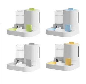 Distributore automatico 2-in-1 di cibo e acqua per gatti disponibile in quattro colori
