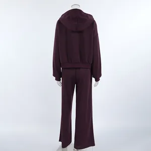 Vista trasera de un conjunto de chándal morado para mujer con sudadera con capucha.