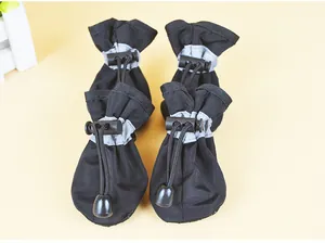 Vista detallada de zapatos antideslizantes negros para mascotas con tiras reflectantes