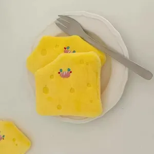 Peluche sonoro per cani a forma di formaggio con ricamo granchio su piatto bianco