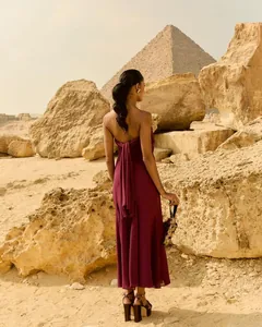 Vue arrière d'une robe bustier en mousseline bordeaux avec nœud élégant dans le désert