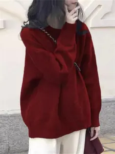 Détail d'un pull en maille col rond bordeaux ample pour femme en automne et hiver