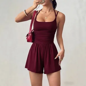 Elegante bordeauxrode mouwloze romper met geplooide taille en wijde korte broek