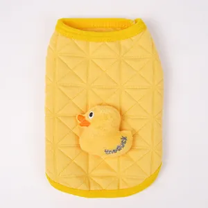 Dettaglio del gilet trapuntato giallo per animali con papera di peluche 3D ricamata