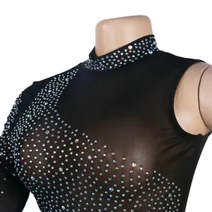 Primer plano de pedrería brillante en vestido ajustado de malla negra para noche