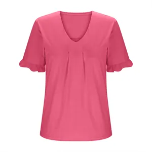 Vista detallada de la parte superior rosa para mujer con cuello en V y volantes