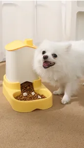 Distributeur de nourriture automatique pour animaux avec un chien blanc dans un décor doux