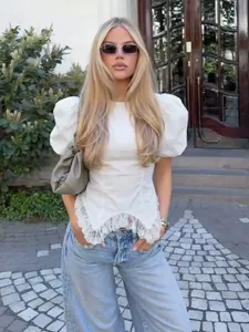 Elegante witte blouse met pofmouwen en kanten rand voor een verfijnde zomerse look voor dames.