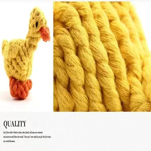 Vista detallada que muestra la textura de cuerda de algodón amarillo tejida a mano del juguete