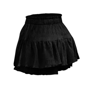 Primo piano dettagliato di una gonna-pantalone estiva nera da donna a balze