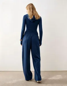 Vista posteriore di un set lounge blu scuro con felpa con cappuccio e pantaloni larghi