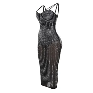 Elegante abito a canotta nero aderente con strass argentati e dettagli in rete trasparente
