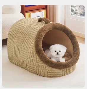 Vista dettagliata di una cuccia chiusa in peluche per cani di piccola taglia in casa.