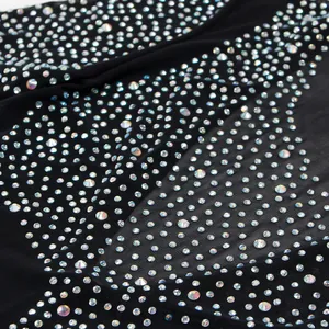 Dettaglio macro di strass AB scintillanti su tessuto a rete nero trasparente sexy