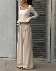 Elegante khakifarbene Hose mit weitem Bein und Falten im professionellen Pendler-Stil