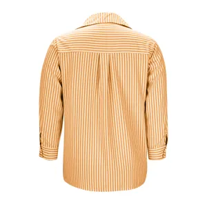 Vista posteriore dettagliata di una camicia estiva a righe marroni da donna con scollo a V