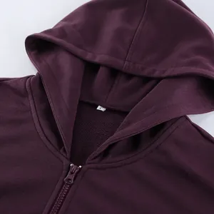 Primer plano del cuello de sudadera morada con capucha, cremallera y tejido suave