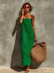 Detalle del vestido bohemio verde con tirantes finos y un elegante escote cuadrado