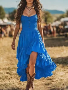 Detailansicht des blauen Bohemian-Kleides mit unregelmäßigem Rüschensaum beim Festival.