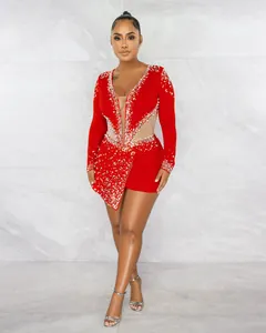 Vista dettagliata di un body rosso sexy e trasparente con strass e perle di lusso.