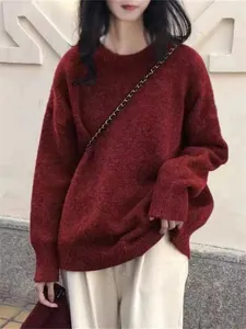 Vue détaillée d'un pull en maille bordeaux ample à col rond de style rétro pour femmes