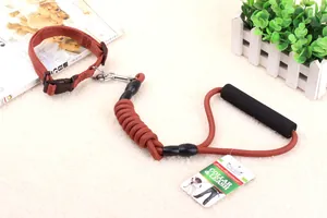 Detailansicht eines braun geflochtenen Hundeleinen- und Halsbandsets mit Schaumstoffgriff.