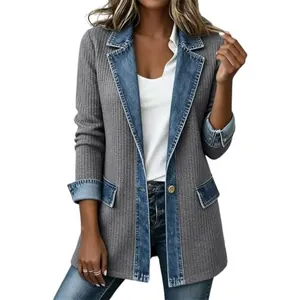 Detalle de una chaqueta gris de canalé para mujer con solapas en denim azulado