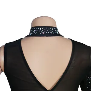 Detalle del cuello alto con pedrería en vestido ajustado de malla negra