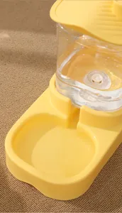 Vue détaillée du distributeur d'eau automatique jaune pour animaux de compagnie