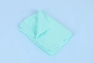 Détail d'une serviette pour animaux de couleur menthe, séchage rapide et ultra absorbante