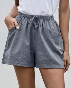 Detalle de pantalones cortos de lino gris en línea A con cordón elástico.