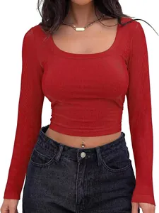 Crop top rosso a maniche lunghe con scollo quadrato e vestibilità slim