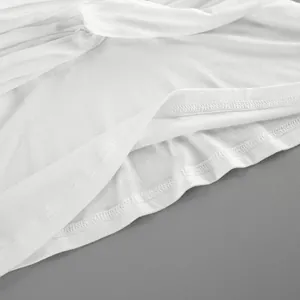 Vista detallada de las costuras finas y el suave tejido modal en el dobladillo de una camiseta