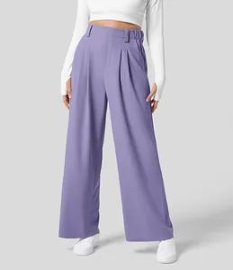 Vorderansicht der lila weit geschnittenen Hose mit hoher Taille und Falten-Detail